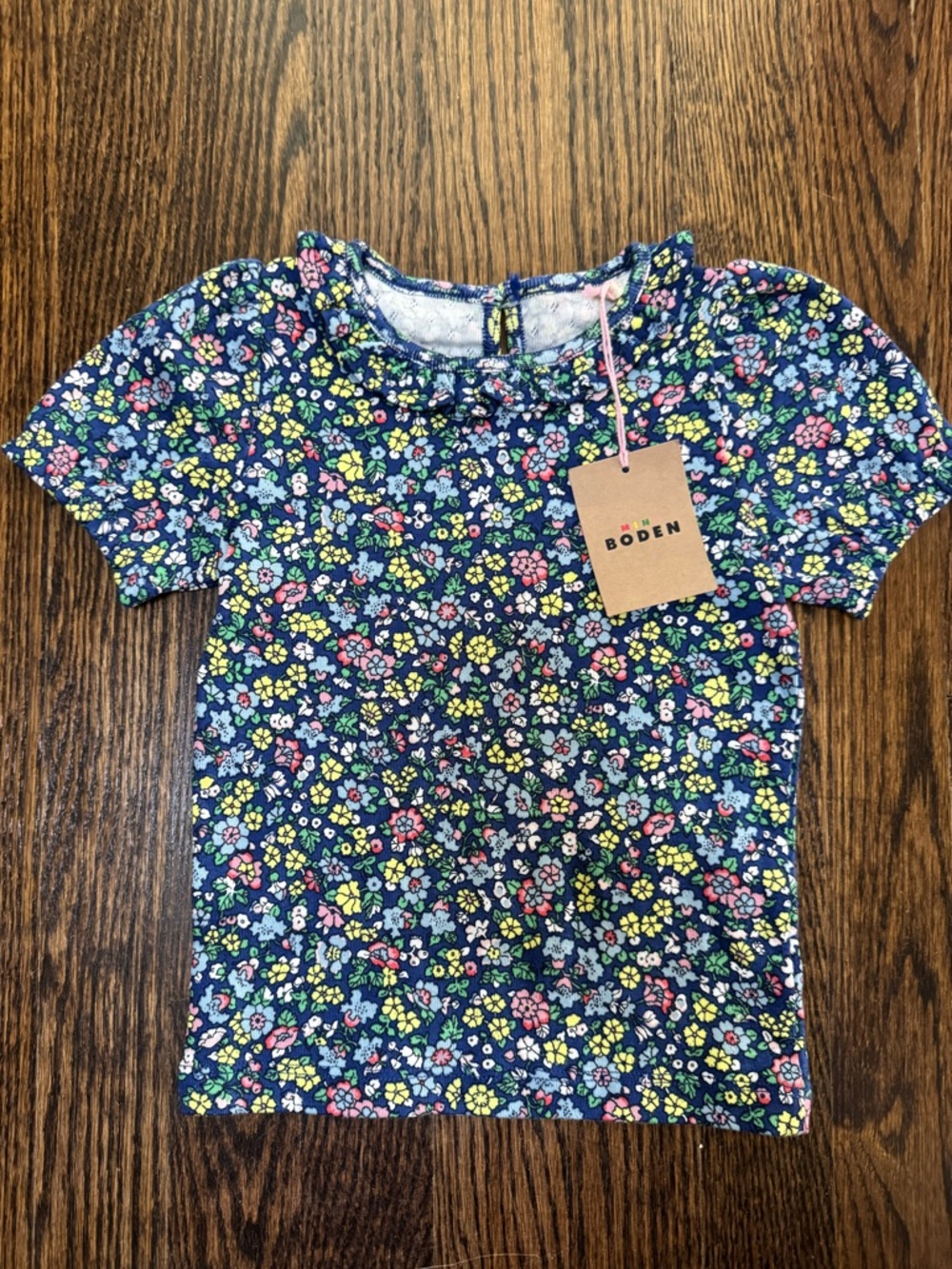 NWT! Mini Boden size 2-3Y Floral Pointinelle w/Short Sleeves and Ruffle Collar